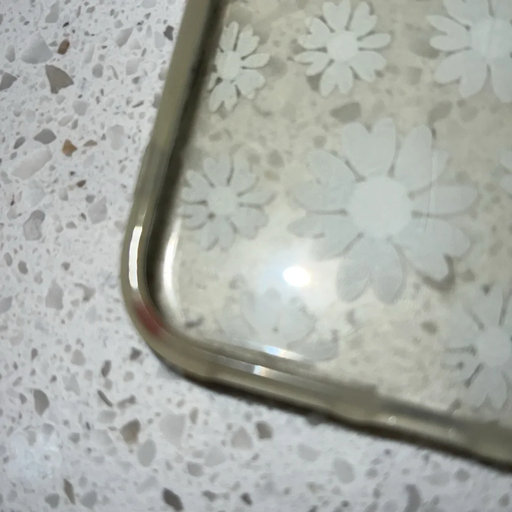 Plastic sees through daisy flowers fits iPhone 11